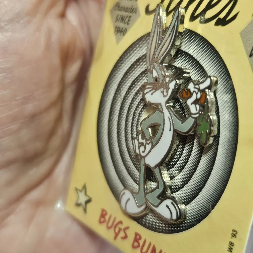 Looney Tunes Lapel Pin Bugs Bunny 1993 Warner Brothers Eating Carrot Classic
